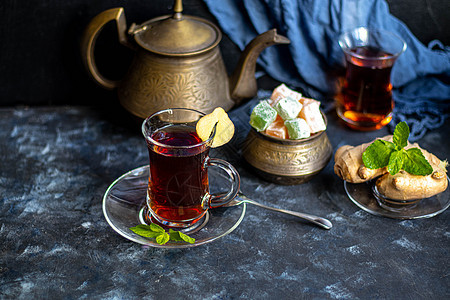 阿拉伯 东方茶加柠檬水果白色茶壶绿色玻璃饮料液体食物桌子黑色图片