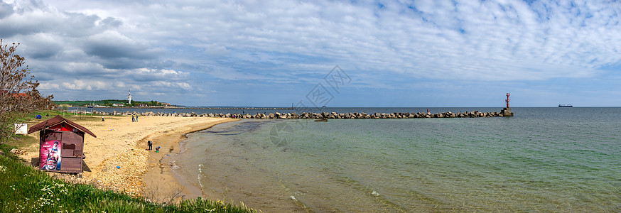 乌克兰敖德萨地区黑海海岸的海平面破坏自然植物生态石头支撑悬崖海滩全景海岸线图片