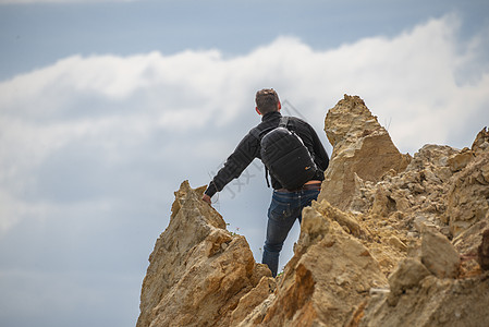游客从贝壳岩悬崖上仰望天空图片