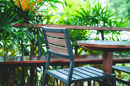 室外庭院椅子和桌子 户外木制庭院椅和桌子地板木头露台公园阳台用餐赛跑者小酒馆蓝色甲板图片