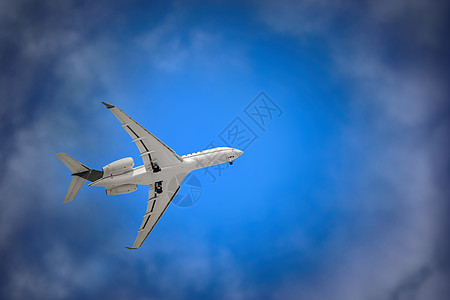 固定翼天空中的白色飞机速度力学载体翼飞机空气底架运输起落架航空公司喷射背景