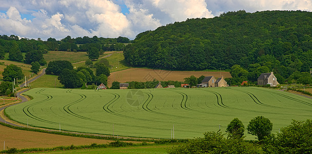 诺曼底农村宁静地貌的山丘景象全景农场场地农田风景森林旅行草地爬坡天空图片