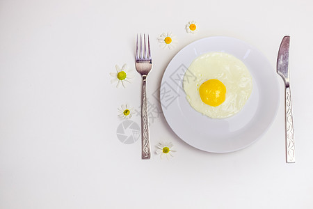 白盘上的炒鸡蛋和光亮白桌 加上附加餐厅蛋黄早餐饮食白色桌子盘子橙子烹饪黄色图片