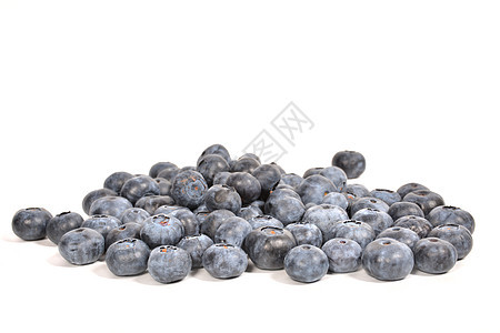 蓝莓堆放在白色 蓝色和有复制空间的蓝莓夹层上紫色食品叶子团体水果浆果食物覆盆子图片