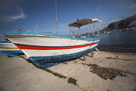 船困在岸边血管运输海浪蓝色沉船海滩海景海岸钓鱼海洋图片