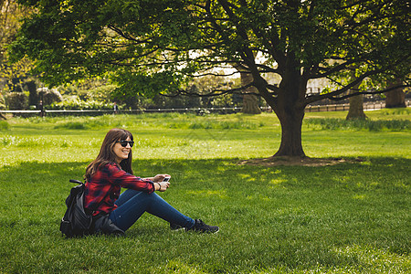 在公园的一天沉思女孩自由阴影女性花园绿色场地休息幸福图片
