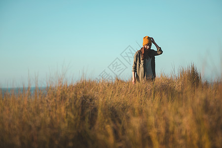 黄帽妇女海岸远足者游客旅行蓝色假期日落女孩远足悬崖图片