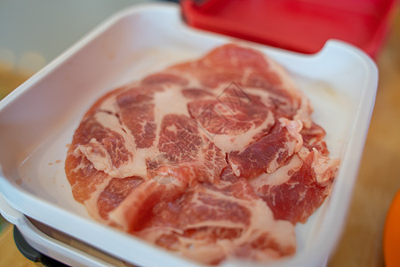 白色背景上隔离的生猪肉切片 顶部视图熟食动物饮食烹饪蒸汽猪肉传统餐厅牛扒食物图片