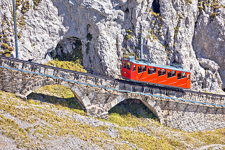 皮拉图斯山在世界最陡峭的旋轮铁路上攀升建筑物地标历史火车天线假期高山旅行历史性齿轮图片