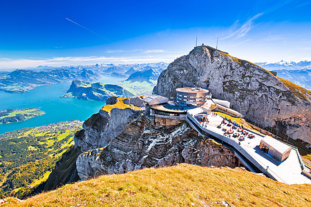 皮拉图斯库姆山峰和卢塞恩湖景建筑学街道悬崖天线远足旅行小路运输岩石旗帜图片