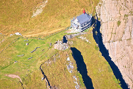皮拉图斯山峰下小教堂的空中视图图片