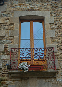 在旧石屋上装有阳台门的小露台公寓植物眼镜建筑房子观光窗户城市建筑学历史图片