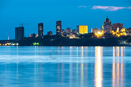 在阿穆尔河边看到哈巴罗夫斯克市的夜景 蓝夜天空 夜间城市有灯笼照亮寺庙地标夜空悬崖建筑冰场环境街道景观遗产图片