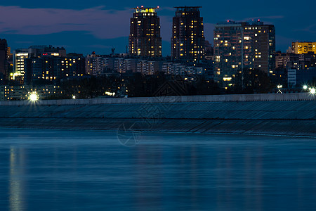 在阿穆尔河边看到哈巴罗夫斯克市的夜景 蓝夜天空 夜间城市有灯笼照亮地标天气景观地平线教会建筑学季节环境星星冰场图片