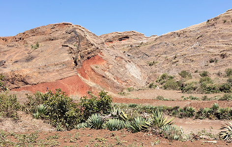 著名的马达加斯加红沙沙红土结石胭脂侵蚀红色石头峡谷鹅卵石背景图片