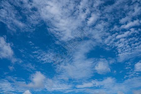 蓝色的天空有云 美丽的自然天空抽象或背景天堂戏剧性环境蓝天阳光晴天全景气氛编队气象图片