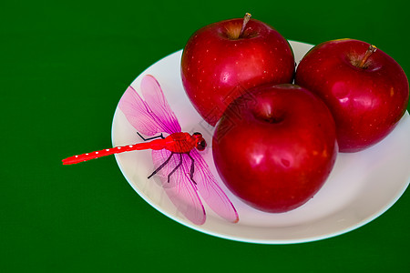 白盘上的红苹果植物群服务公用事业甜点花瓣蜻蜓格柏白色雏菊宏观图片