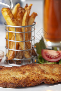 盘子上的鸡肉饼干薯条猪肉柠檬油炸餐厅啤酒食物玻璃土豆美食图片