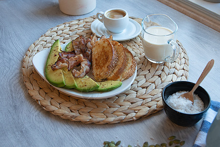 白盘上的炸培根 加咖啡和牛奶壶烹饪水壶木头木板餐厅厨房美食皮疹铁板早餐图片