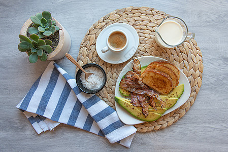 白盘上的炸培根 加咖啡和牛奶壶食物美食桌子油炸餐厅牛奶杯子早餐烹饪火腿图片