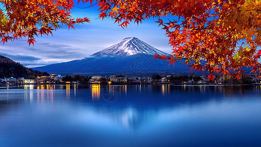 早上藤山和川口子湖 秋天是日本矢马纳奇的藤田山风景寺庙蓝色公吨叶子旅行天空日落反射地标图片