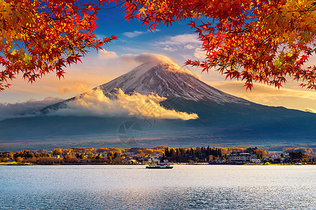 日落时藤山和川口子湖 秋天是日本矢马纳奇的藤田山季节地标蓝色树叶风景公吨天空火山场景寺庙旅行图片