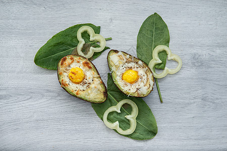 两只鸡蛋烤在阿巴卡多 以木板和绿叶做面包木头小吃节食胡椒沙拉食物蔬菜水果早餐饮食图片
