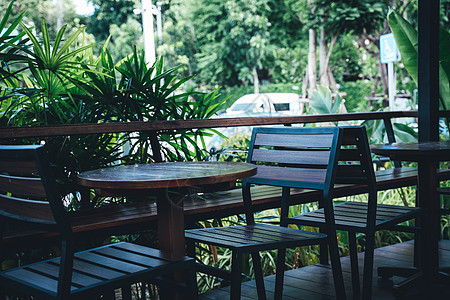 热带花园的桌子和椅子图片