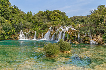克罗地亚Krka国家公园晴天溪流旅游瀑布森林假期风景旅行绿色流动图片