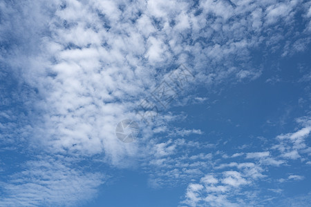蓝色的天空有云 美丽的自然天空抽象或背景编队全景天气天堂气象阳光环境气氛晴天空气图片