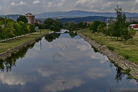 Bregalnica河谷的夏季风景 在Maleshevo和Osogovo山之间的Delchevo镇中放轻松 树木横行爬坡道村庄蓝图片