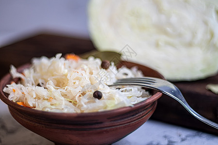 配酸卷心菜 是一种有用的发酵产品盘子午餐面包美食早餐健康白色蔬菜图片