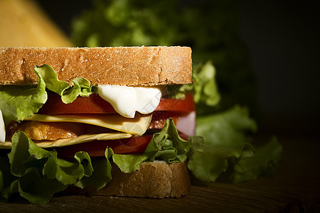 三明治关门了白色木板俱乐部服务食物小吃火鸡桌子盘子蔬菜图片