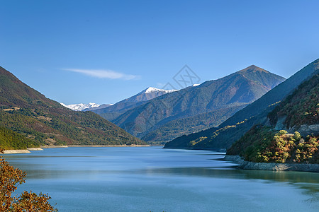 格鲁吉亚Zhynvali水库旅游蓝色天空风景绿色森林全景旅行图片