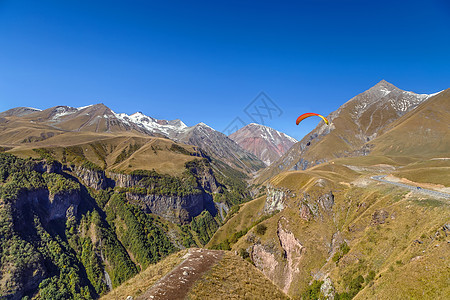 格鲁吉亚的山区地貌旅行黄色冒险降落伞旅游蓝色晴天森林风景顶峰背景