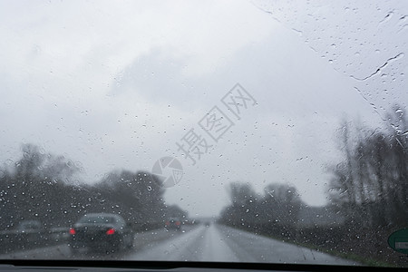 德国汽车 恶劣的天气条件运输沥青驾驶下雨车辆细雨雨滴季节窗户水滴图片