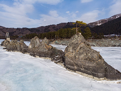 冬季的卡吞快山河全景石头木头卡通河流小路生态旅游环境草地图片