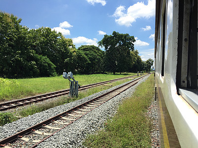 农村铁路路线 泰国火车行车路线等日光速度荒野晴天场景小路旅行运输货物车站图片