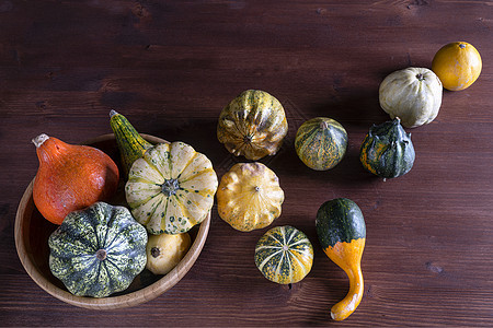 一些小南瓜葫芦木板桌子农业国家南瓜木头收藏橙子蔬菜背景图片
