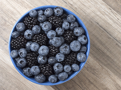 满碗新鲜黑莓和蓝莓 在木头背上食物覆盆子森林浆果森林浆果植物荆棘美食农业蓝色图片