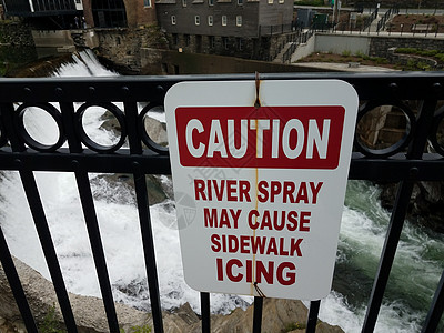 谨慎防河喷雾可能会造成人行道冰水标志和河流图片