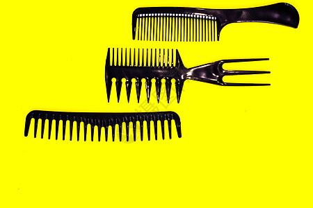 用于专业理发师的黑梳子刷子发型黑色剪刀白色工作刀刃造型金属工具背景图片