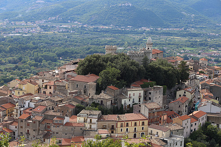 意大利蒙特罗杜尼  2019年9月15日 蒙特罗杜尼镇和皮尼亚泰利城堡的景色全景平原村庄图片
