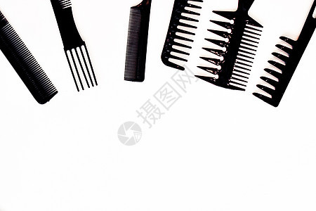 为专业理发师设置的黑梳子白色黑色剪刀金属头发塑料造型师刷子工具配饰图片
