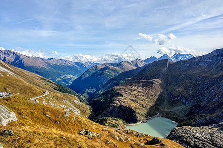 美丽的高山 清新洁净的空气 选择性的焦点 风景如画的地方放松和爬山 山湖四面环山 冰冷清澈的水图片