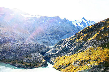 高山的美丽景色 雾中的山峰 自然背景 清新的空气 奥地利的山脉 焦点不在图片