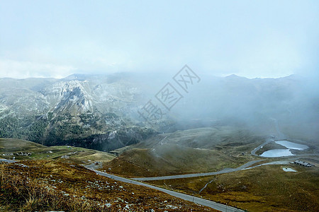 美丽的高山山脉 奥地利 新鲜干净的空气 自然背景 山顶终年积雪 选择性的焦点 雾隐藏了山峰 无法聚焦图片
