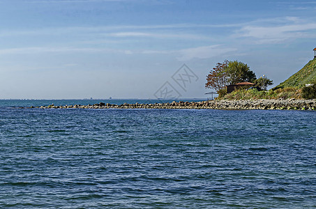 古代城市Nessebar海岸带大龙 小房子和树在黑海捕鱼的码头海景图片