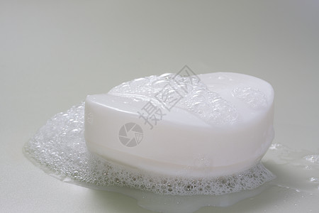 带泡沫的漂亮白色肥皂棒图片