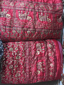 a 折叠的红丝绸为冬季织物图片